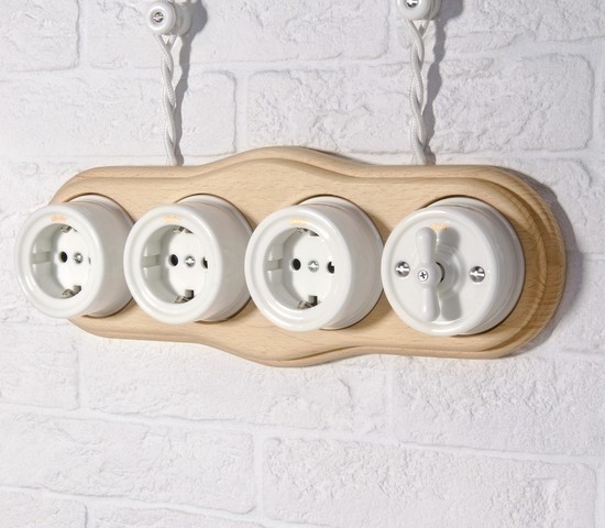 Розетка с заземлением (белый) Ретро (W5671001)