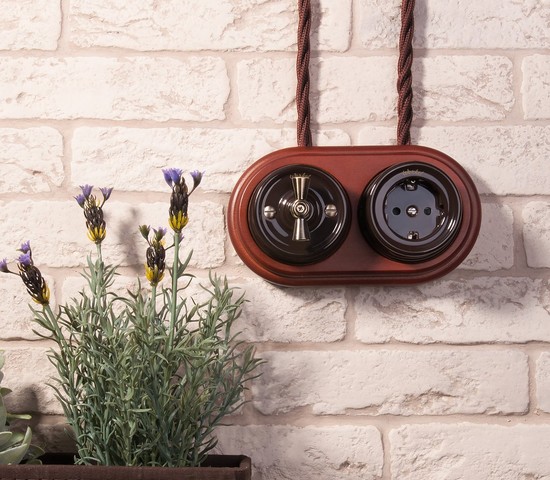 Розетка с заземлением (коричневый) Ретро (W5671014)