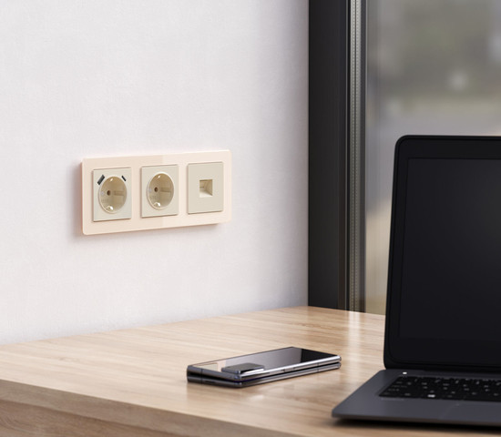 W0032743/ Рамка на 3 поста Acrylic (айвори)