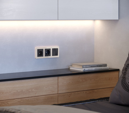 W0032743/ Рамка на 3 поста Acrylic (айвори)