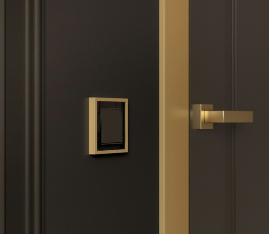 W0012852/ Рамка на 1 пост Baguette (черный/латунь)