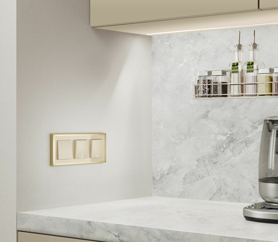 W0032851/ Рамка на 3 поста Baguette (айвори/латунь)