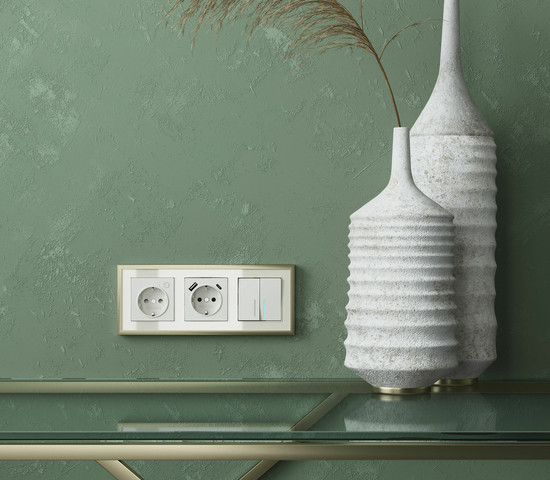 W0032851/ Рамка на 3 поста Baguette (айвори/латунь)