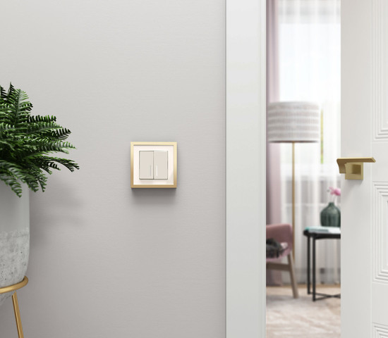 W0012851/ Рамка на 1 пост Baguette (айвори/латунь)