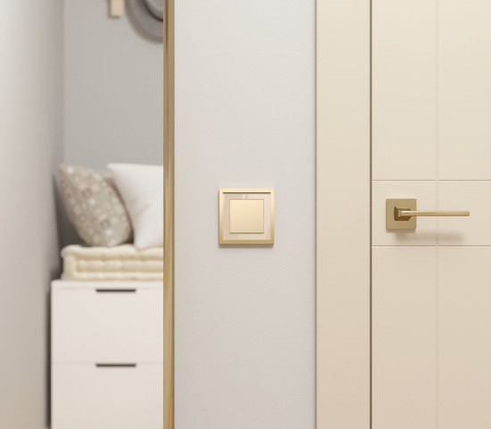 W0012851/ Рамка на 1 пост Baguette (айвори/латунь)