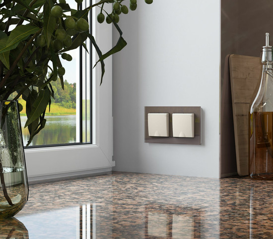 W1171262/ Розетка с заземлением и шторками c крышкой IP44 (айвори матовый)