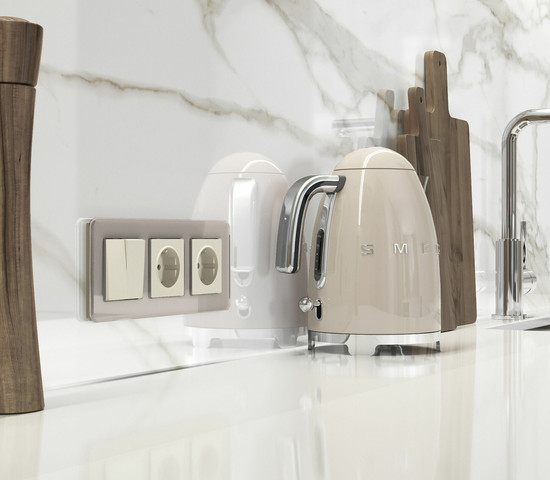 W1171162/ Розетка с заземлением и шторками (айвори матовый)