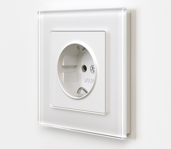 W1171161/ Розетка с заземлением и шторками (белый матовый)