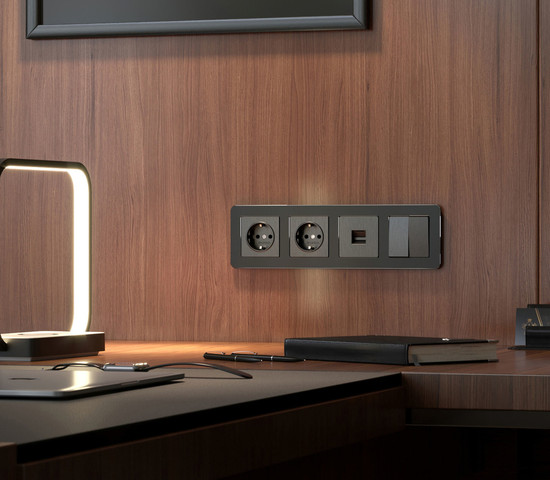 W0042608/ Рамка на 4 поста Platinum (черный алюминий)