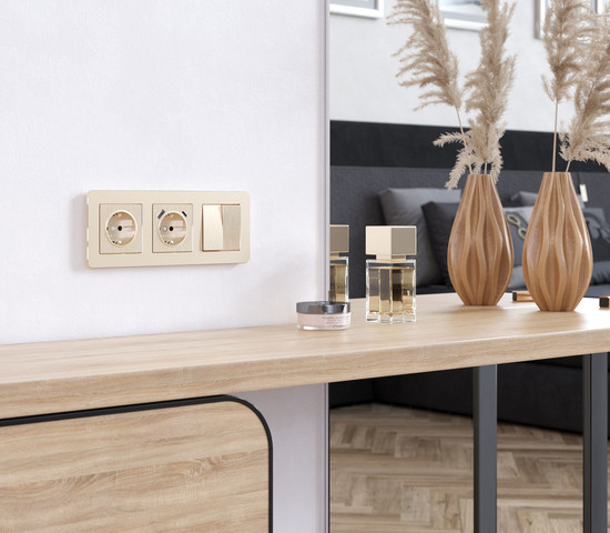 W0032611/ Рамка на 3 поста Platinum (шампань)