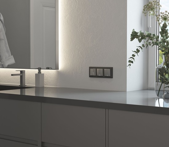 W1171265/ Розетка влагозащ. с зазем. с защит. крышкой и шторками (серебряный матовый)