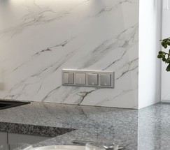 W1171265/ Розетка влагозащ. с зазем. с защит. крышкой и шторками (серебряный матовый)