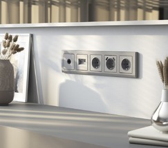 W1171165/ Розетка с заземлением и шторками (серебряный матовый)