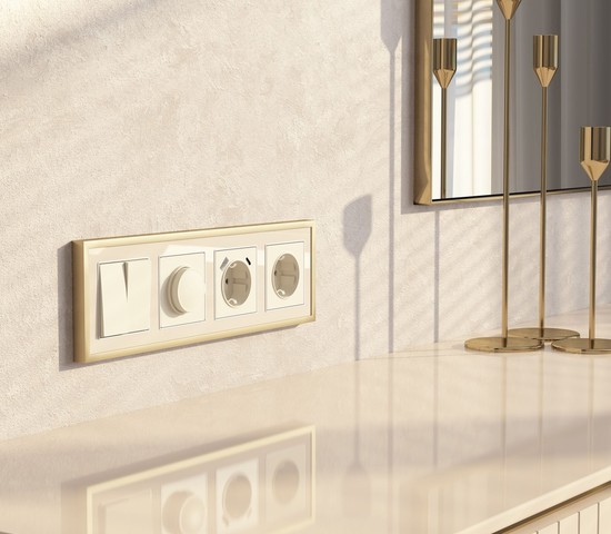 W0042851/ Рамка на 4 поста Baguette (айвори/латунь)