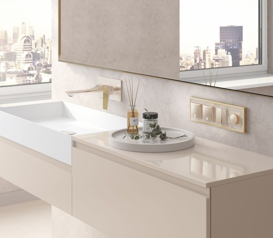 W0042851/ Рамка на 4 поста Baguette (айвори/латунь)